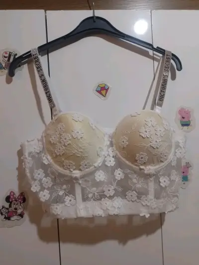 Top de encaje blanco con tirantes brillantes - miniatura 1