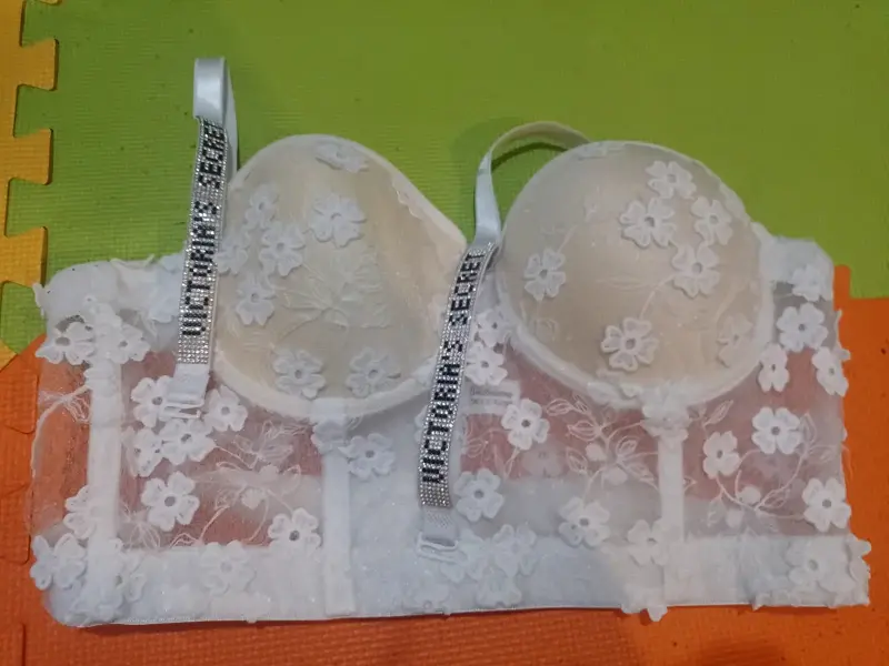 Top de encaje blanco con tirantes brillantes - 2