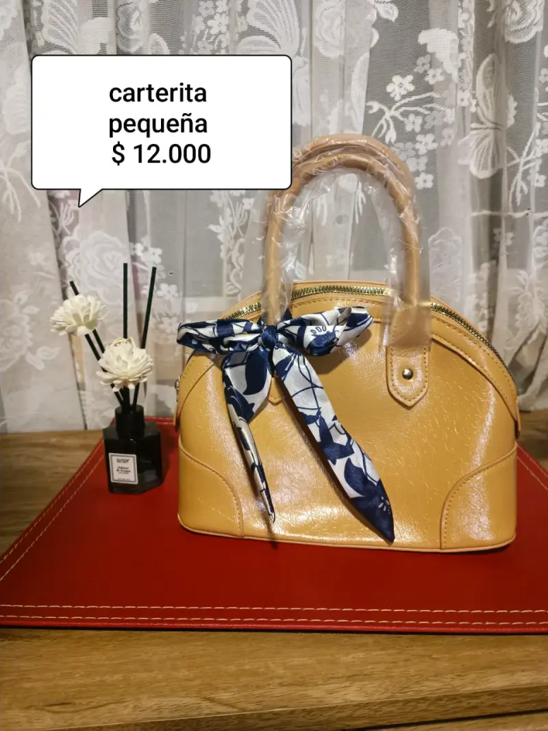 Cartera pequeña amarilla con pañuelo decorativo