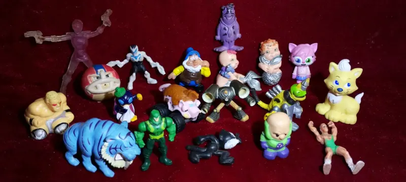 Lote de figuras de acción y personajes variados - 1