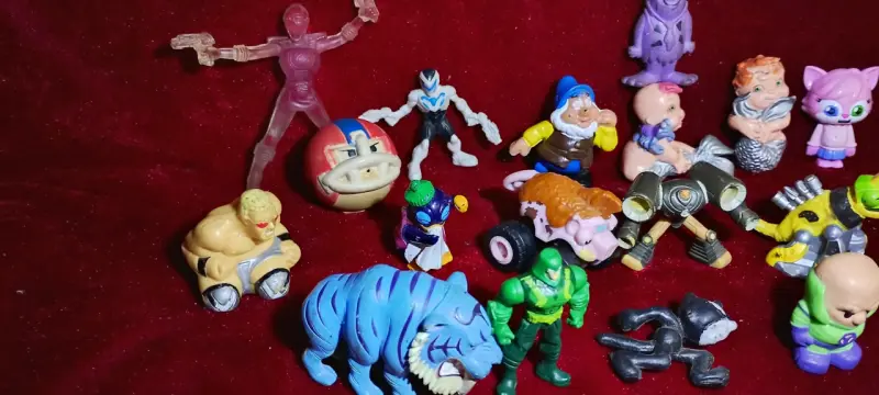 Lote de figuras de acción y personajes variados - 2