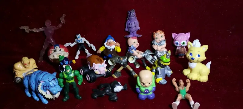Lote de figuras de acción y personajes variados - 4