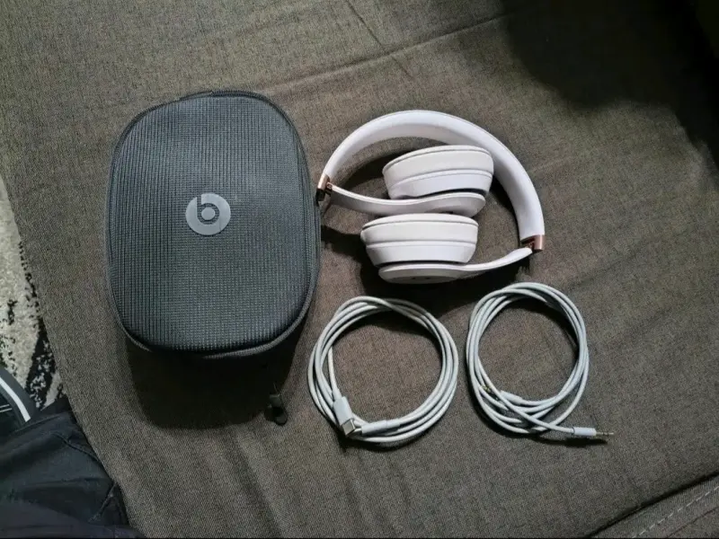 Audífonos Beats inalámbricos blancos con estuche - 2