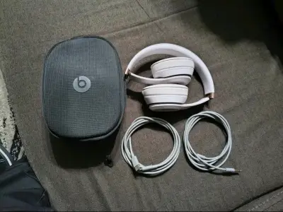 Audífonos Beats inalámbricos blancos con estuche - miniatura 2