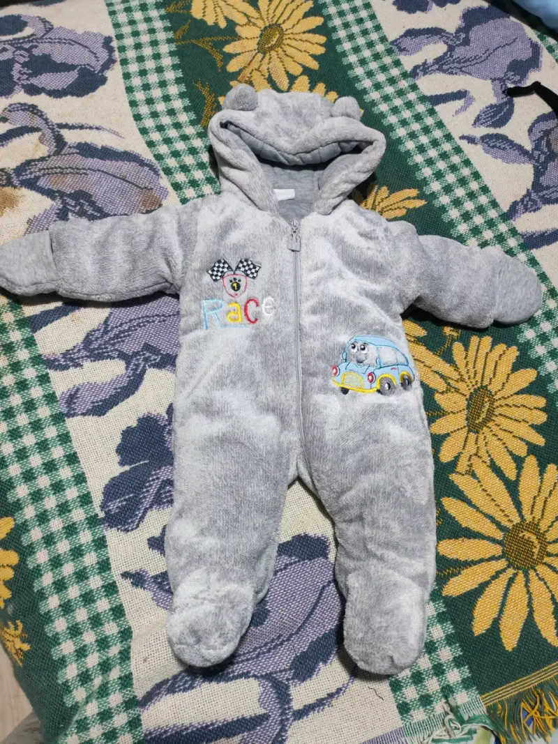 Enterito de bebé gris con diseño de auto