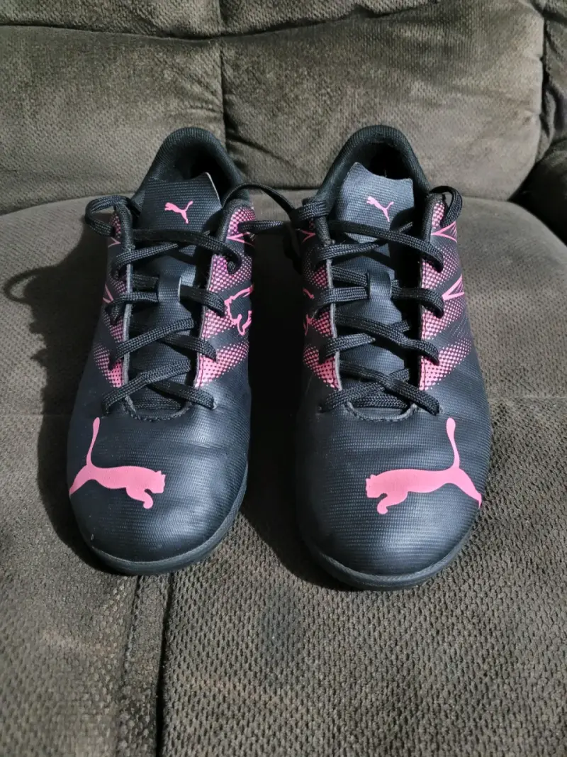 Zapatillas de fútbol Puma negras con detalles rosados - 1