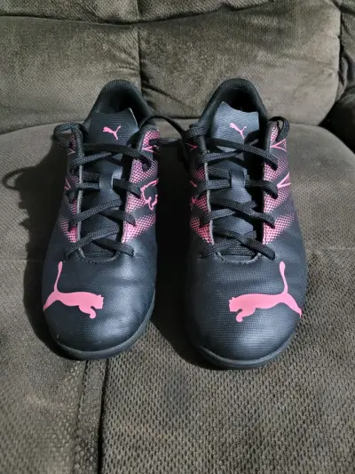 Zapatillas de fútbol Puma negras con detalles rosados - miniatura 1