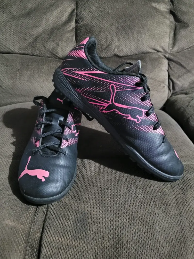 Zapatillas de fútbol Puma negras con detalles rosados - 2