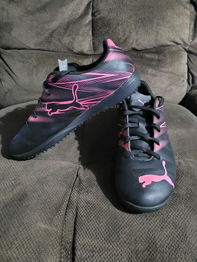 Zapatillas de fútbol Puma negras con detalles rosados - 3