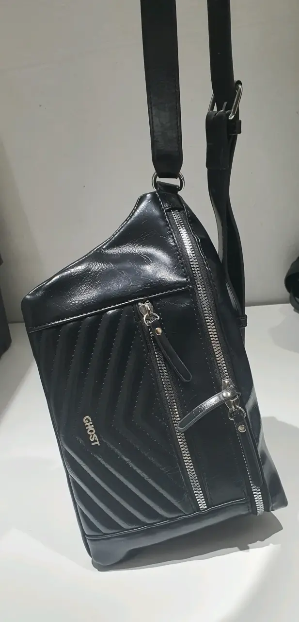 Riñonera de cuero negra Ghost con diseño acolchado - 1