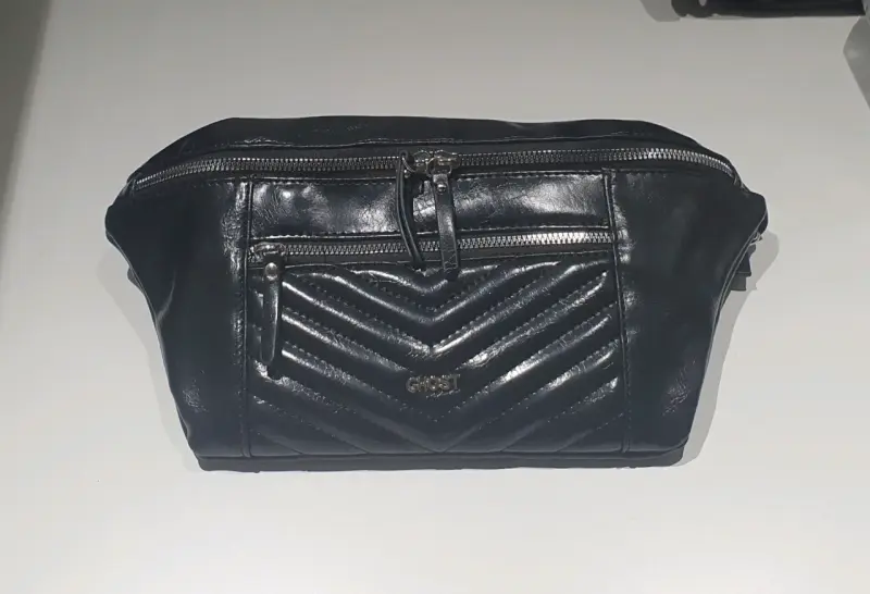 Riñonera de cuero negra Ghost con diseño acolchado - 2