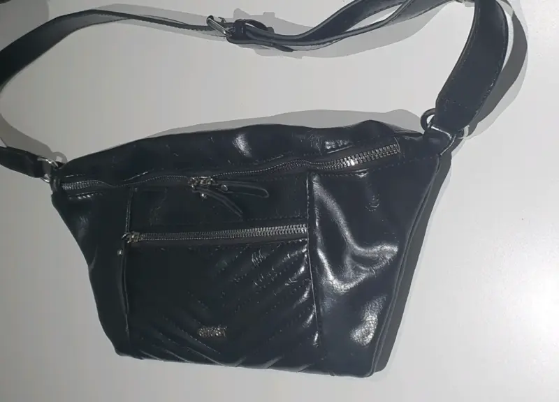 Riñonera de cuero negra Ghost con diseño acolchado - 3
