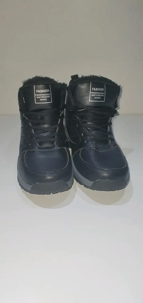 Botines o zapatillas outdoor color negro. - 1