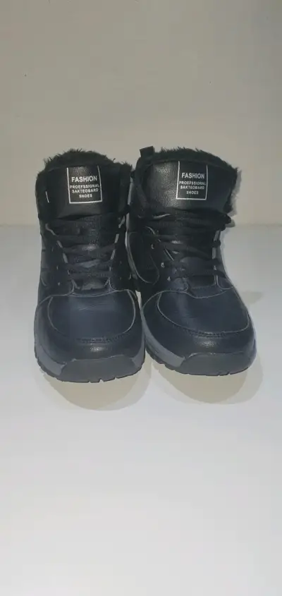 Botines o zapatillas outdoor color negro. - miniatura 1