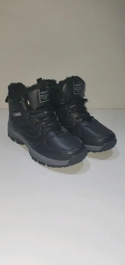Botines o zapatillas outdoor color negro. - miniatura 2