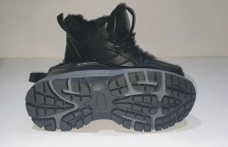 Botines o zapatillas outdoor color negro. - 3