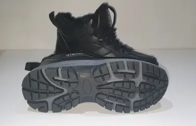 Botines o zapatillas outdoor color negro. - miniatura 3