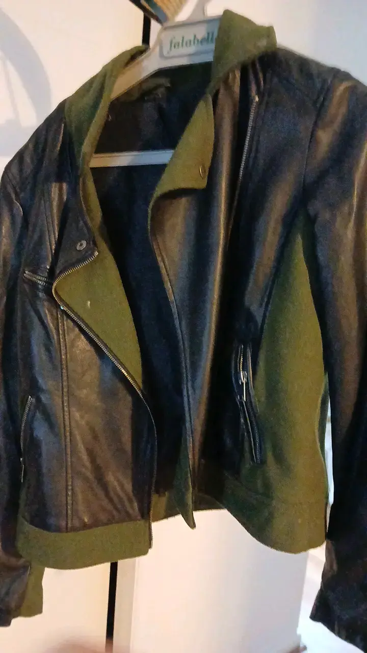 Chaqueta de cuero negra con interior verde - 1