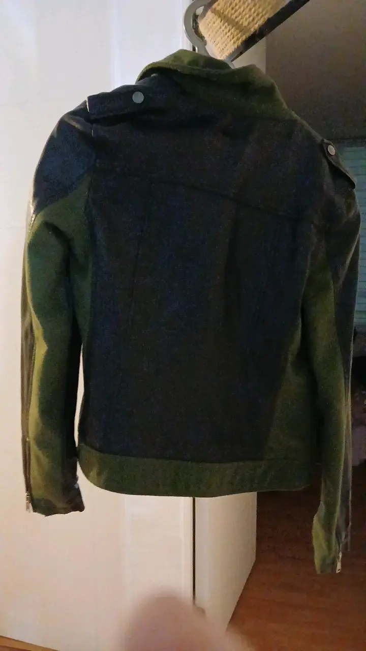 Chaqueta de cuero negra con interior verde - 2