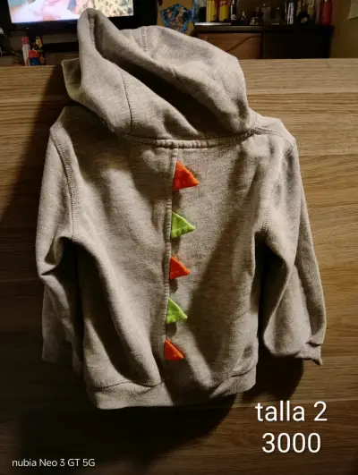 Polerón infantil gris con diseño de dinosaurio - miniatura 2
