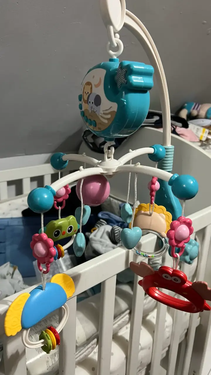 Móvil musical para cuna con juguetes colgantes - 1