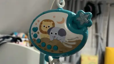 Móvil musical para cuna con juguetes colgantes - miniatura 2