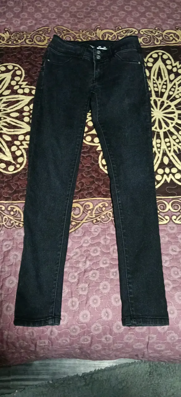 Jeans ajustados negros para mujer