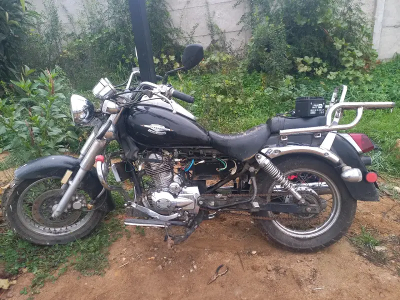 Moto cruiser negra usada en buen estado - 1