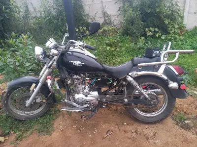 Moto cruiser negra usada en buen estado - miniatura 1