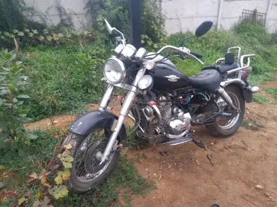 Moto cruiser negra usada en buen estado - miniatura 2