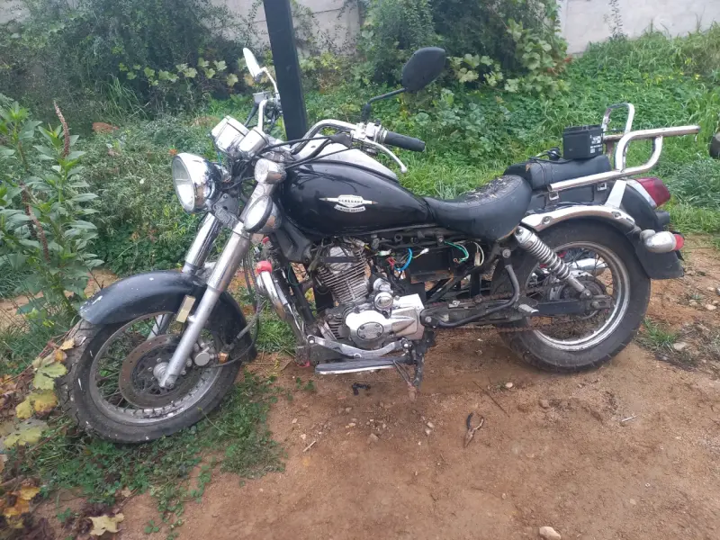 Moto cruiser negra usada en buen estado - 3
