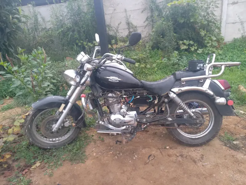 Moto cruiser negra usada en buen estado - 4