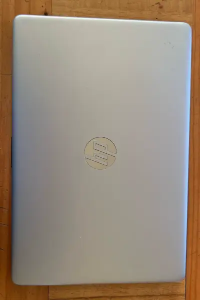 Laptop HP Intel Core i5 en buen estado - miniatura 3
