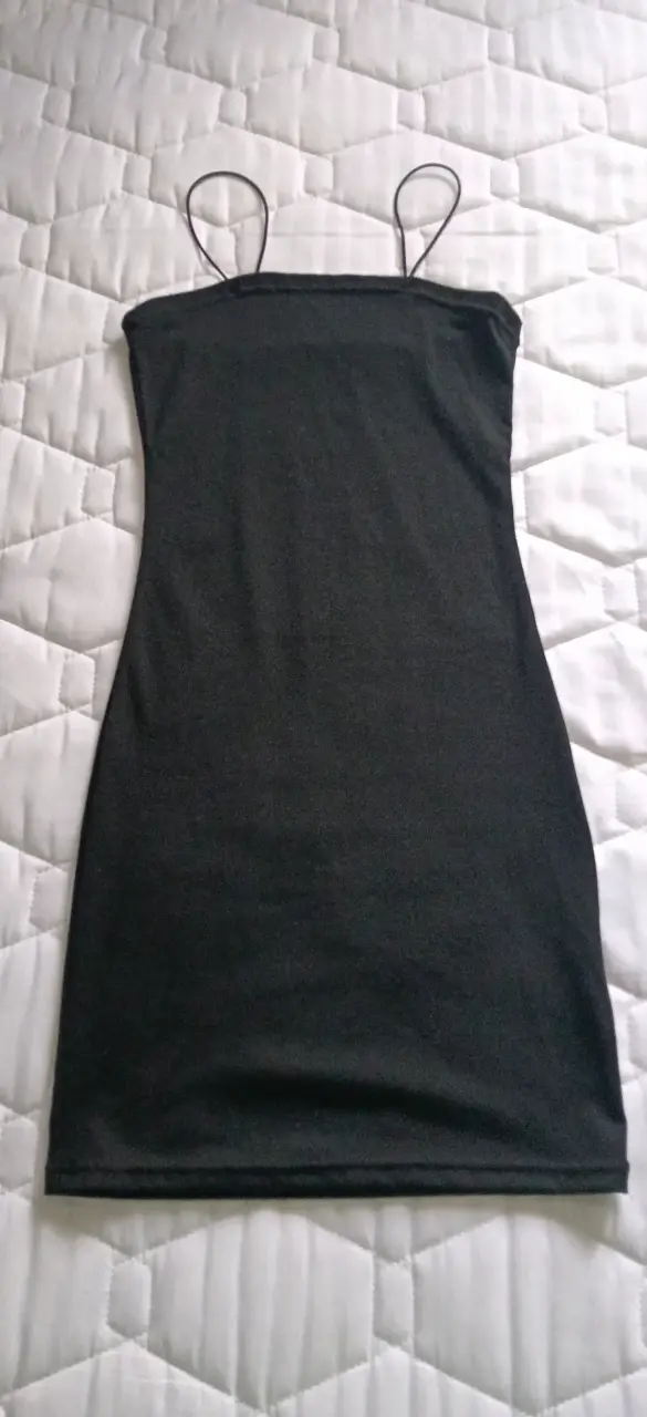 Vestido negro sin tirantes elegante