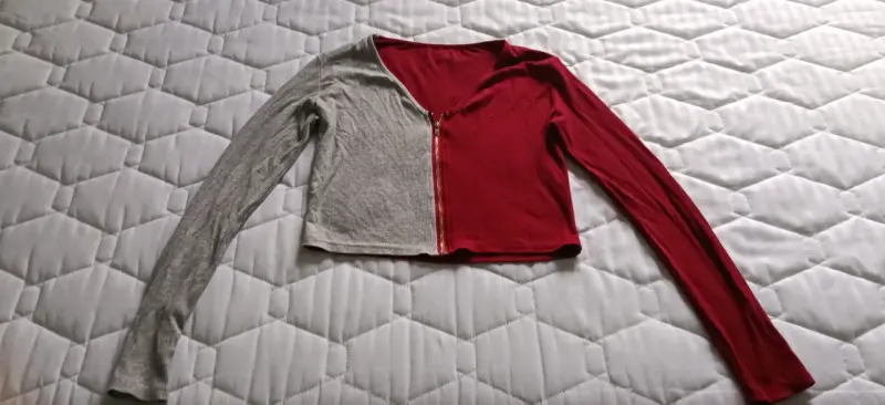 Top bicolor con cierre rojo y gris