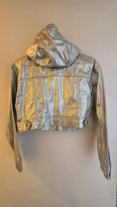 Chaqueta metálica plateada con capucha - miniatura 3