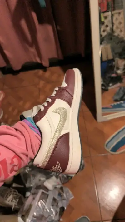 Zapatillas deportivas blancas y burdeos para mujer - miniatura 1