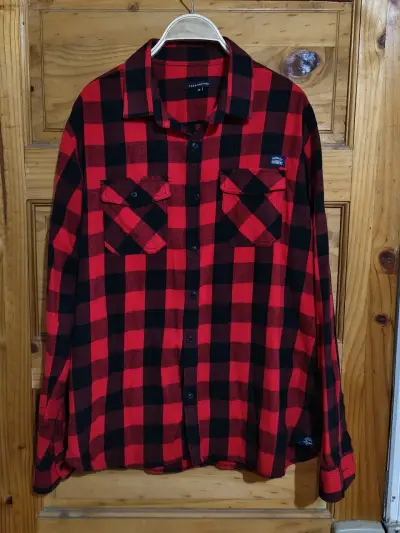 Camisa de franela a cuadros roja y negra - miniatura 1