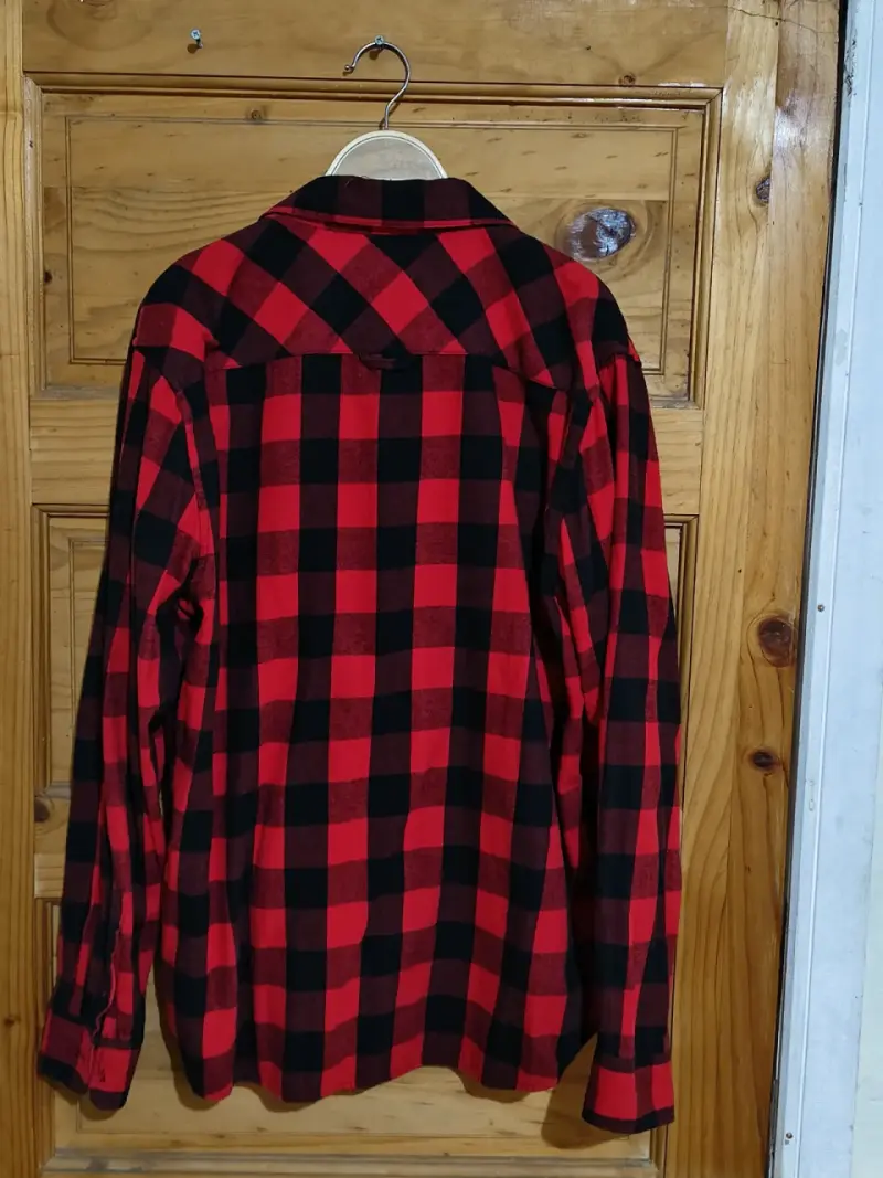 Camisa de franela a cuadros roja y negra - 2