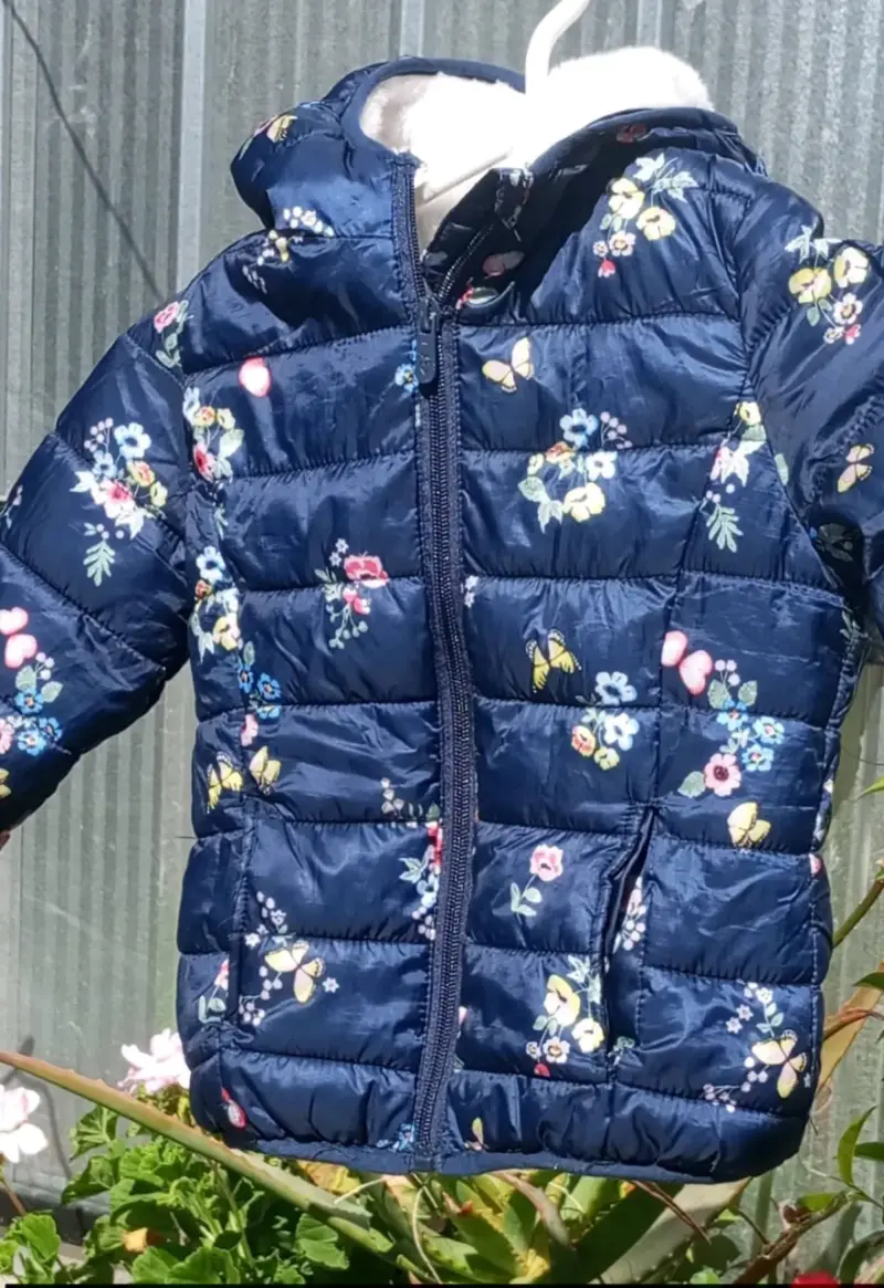 Chaqueta acolchada infantil con estampado floral