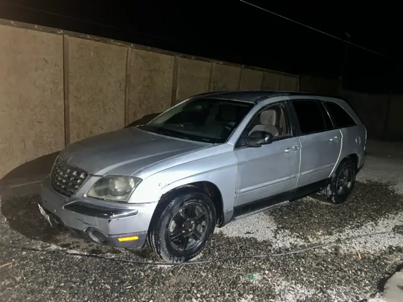 Auto familiar plateado Chrysler pacífica 2004 - 2
