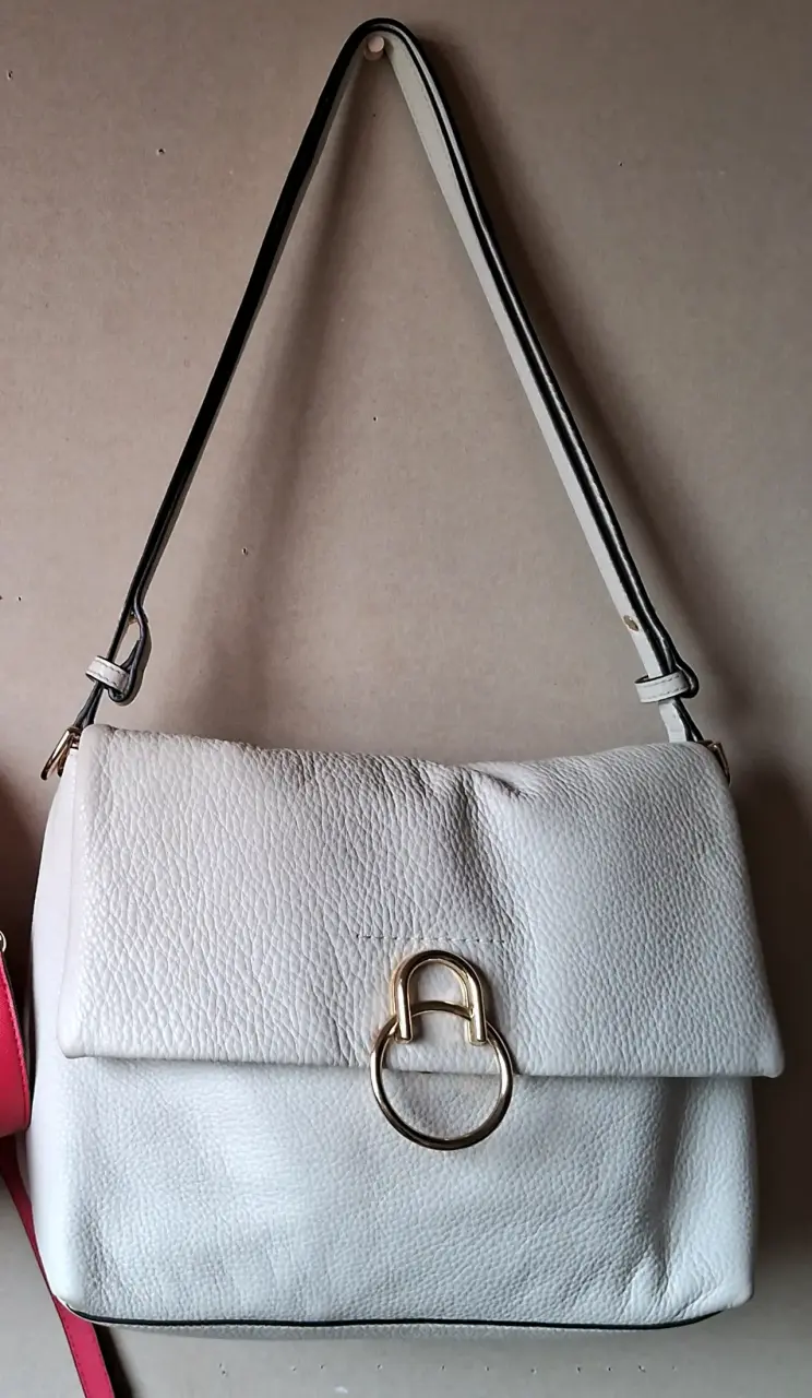 Cartera de cuero blanca con hebilla dorada