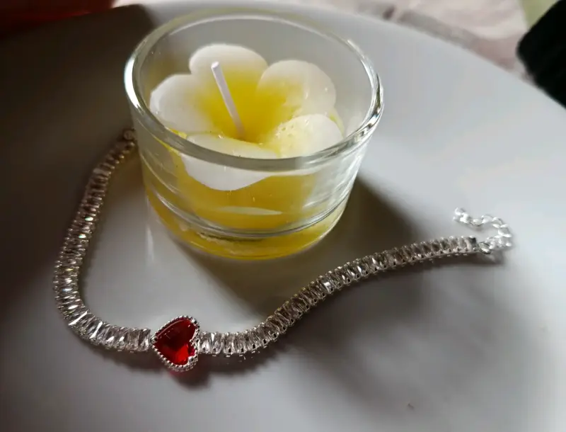 Pulsera de plata con corazón rojo