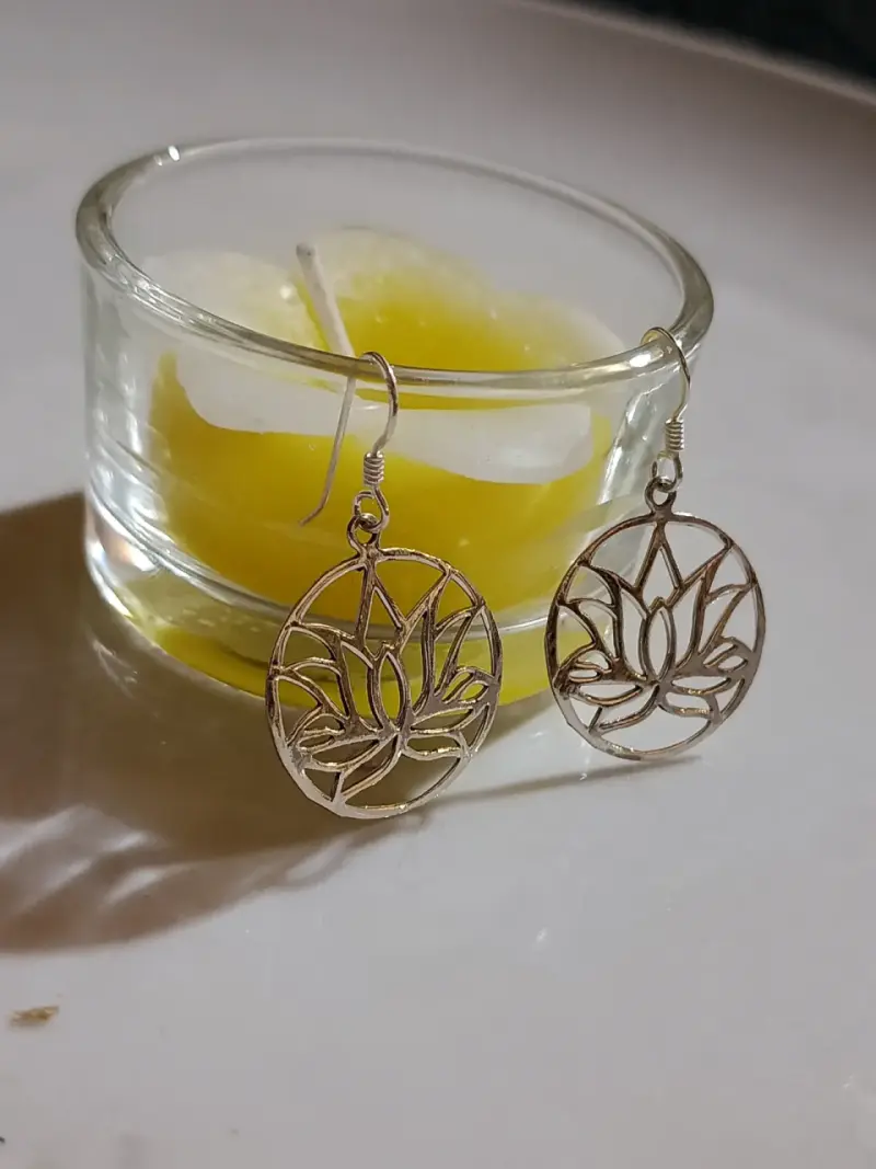 Aros colgantes de plata con diseño de loto