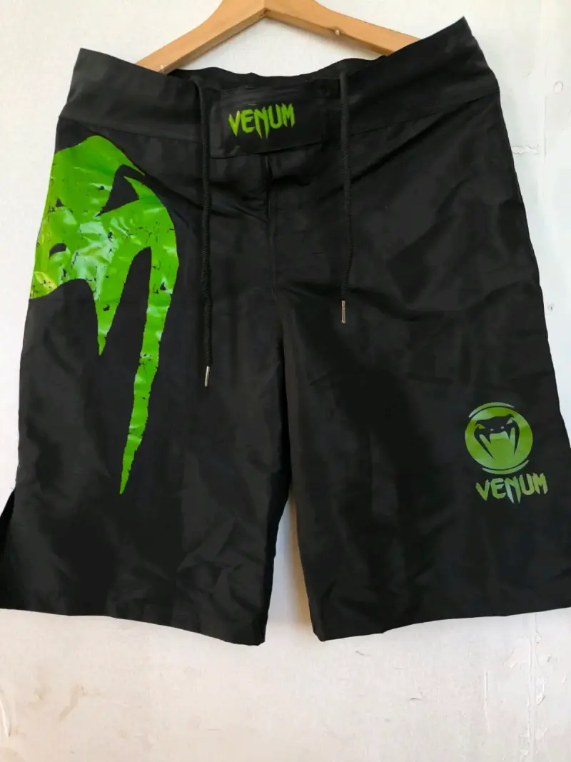 Shorts deportivos Venum negros para entrenamiento - 2