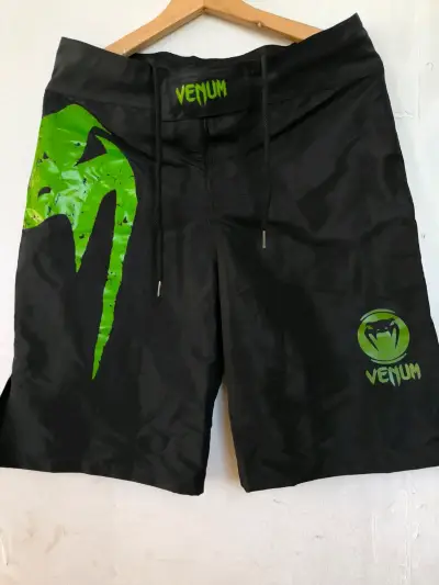 Shorts deportivos Venum negros para entrenamiento - miniatura 2