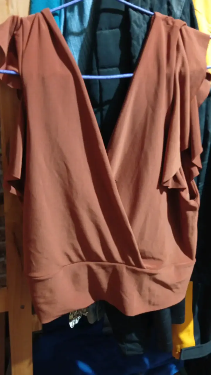 Blusa marrón con diseño cruzado