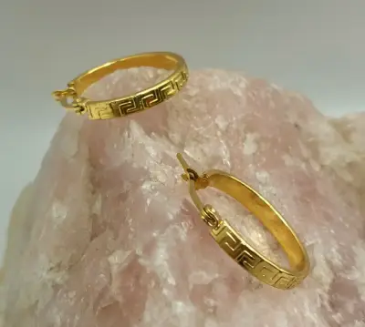 Aros de oro con diseño geométrico - miniatura 1