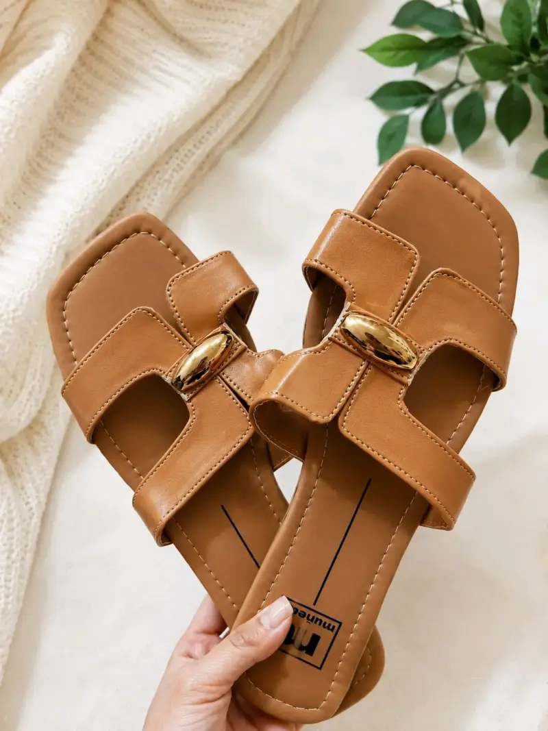 Sandalias planas de cuero marrón con detalle dorado
