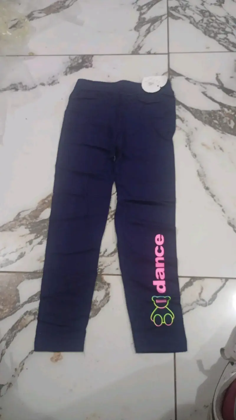 Leggings grises para niña con diseño de conejo - 3